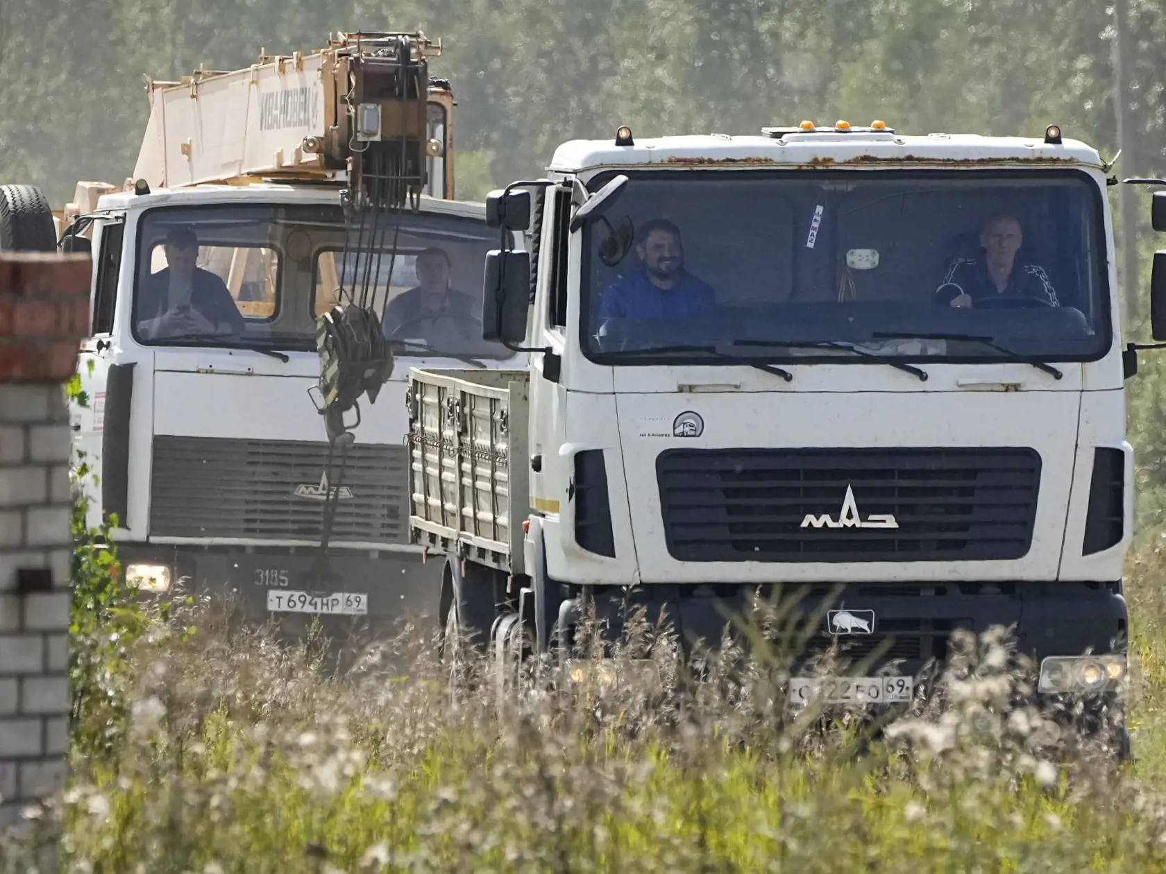 WA 23 Kuženkino - Na snímke nákladné autá a žeriav opúšťajú miesto havárie súkromného lietadla, ktoré malo patriť Jevgenijovi Prigožinovi, šéfovi žoldnierskej Vagnerovej skupiny, ku ktorej došlo pri obci Kuzhenkino v Tverskej oblasti severne od Moskvy v piatok 25. augusta 2023. Ruské úrady oznámili, že Prigožin bol na zozname cestujúcich, z ktorých haváriu, ku ktorej došlo vo štvrtok 24. augusta 2023, nikto neprežil. Prigožinova smrť však doposiaľ nebola oficiálne potvrdená. Na palube bolo desať