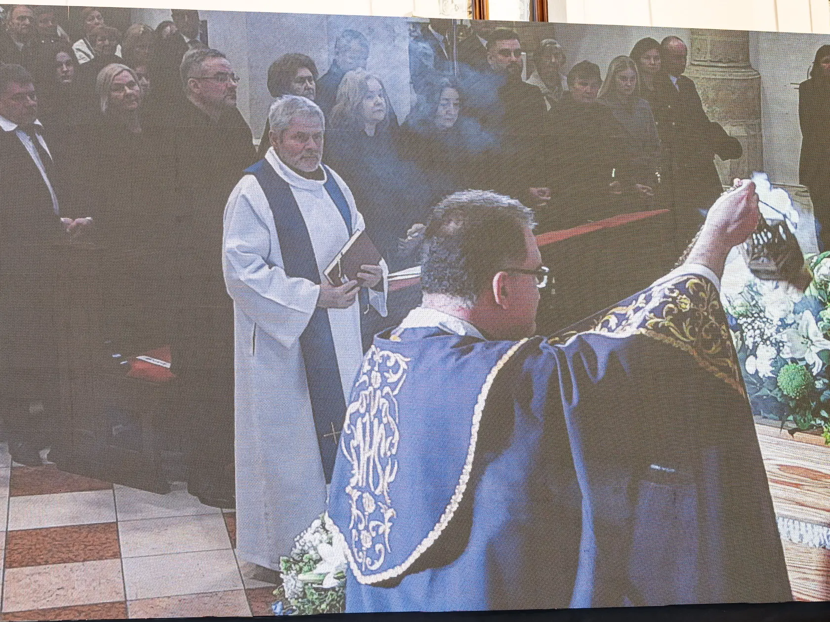 Posledná rozlúčka s hercom Štefanom Kvietikom za účasti rodiny aj verejnosti v Katedrále sv. Martina v Bratislave.