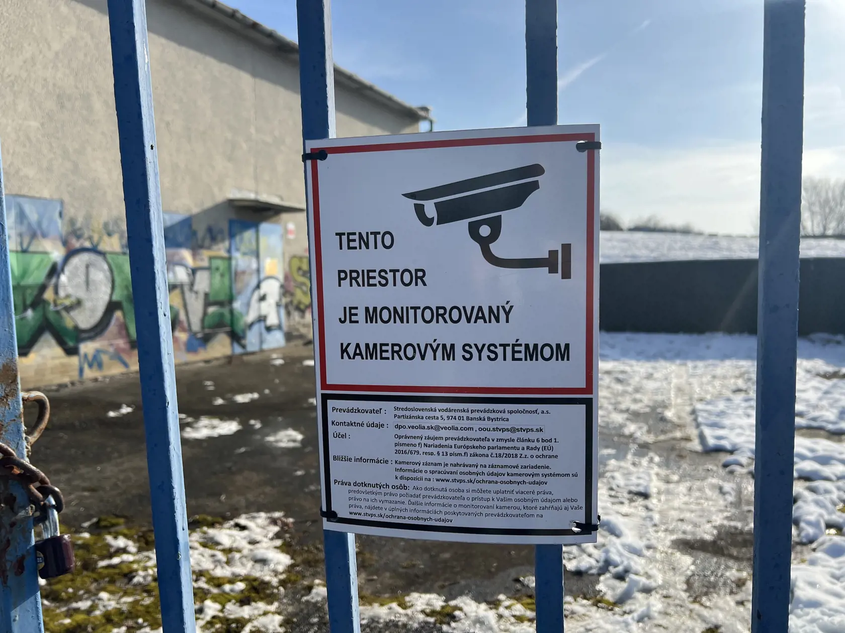 Budova, odkiaľ chlapci spadli.