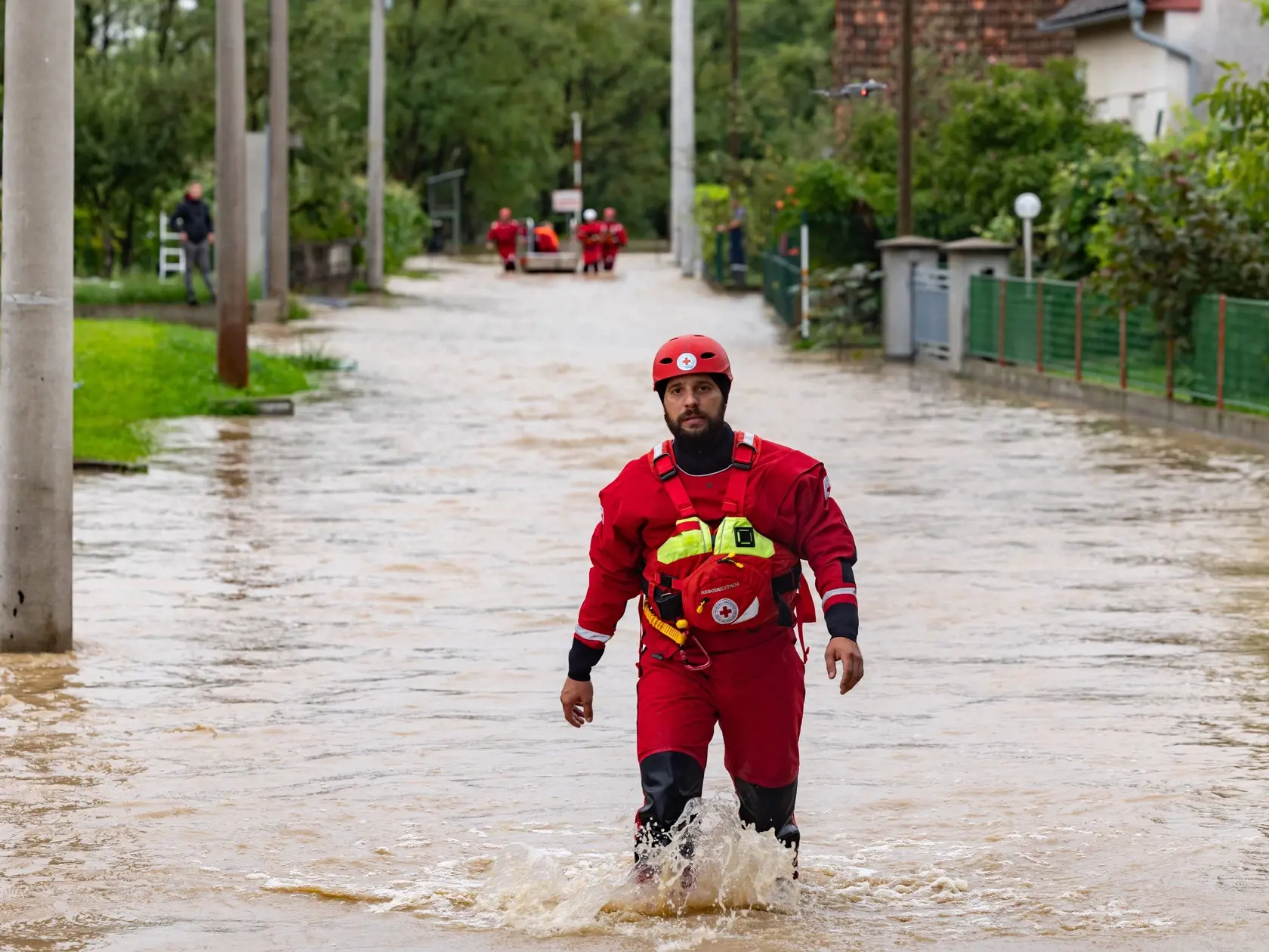 Na snímke zaplavená ulica v chorvátskej obci Brdovec 5. augusta 2023. Okrem Rakúska a Slovinska priniesla hlboká jadranská tlaková níž intenzívne dažde a búrky aj do Chorvátska.