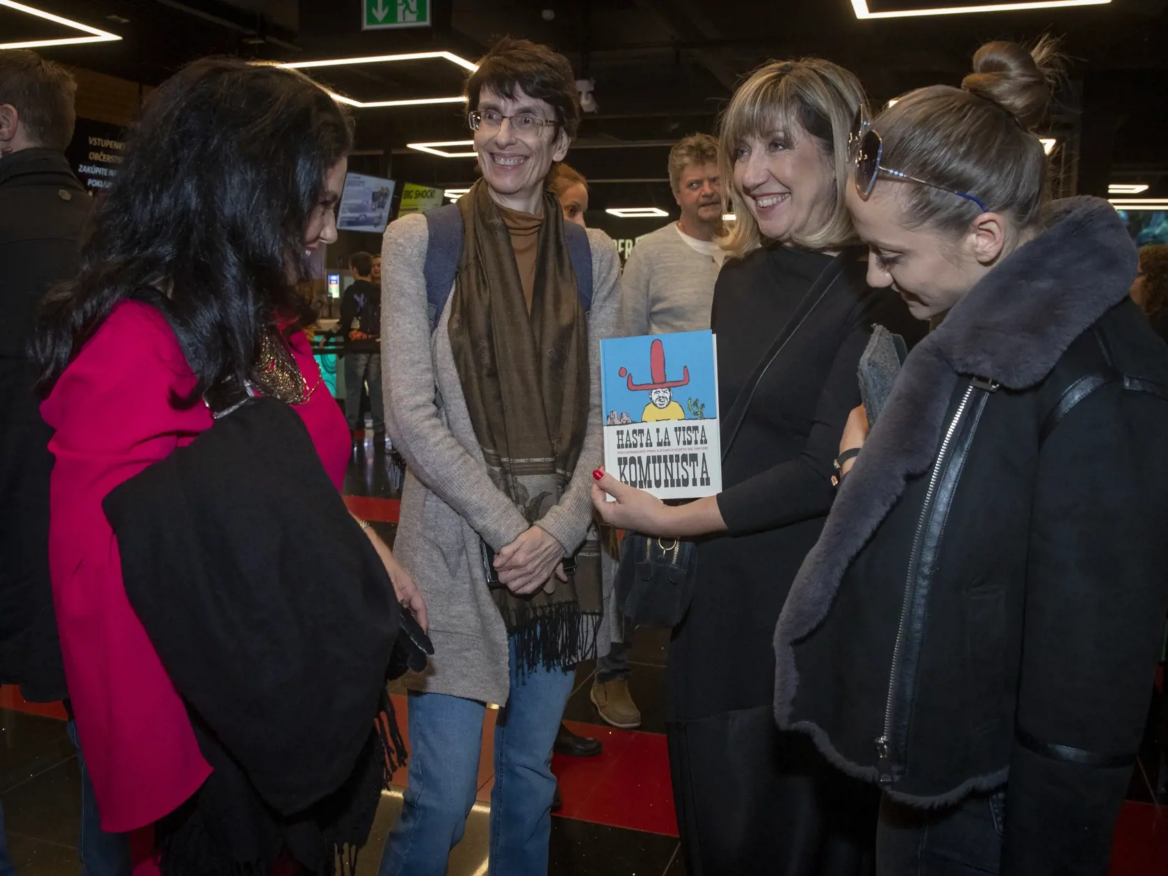 Slovenská premiéra dokumentárneho filmu režisérky Oľgy Sommerovej o legendárnom českom hudobnikovi a politikovi Michaelovi Kocábovi. Na snímke zľava je Iveta Malachovská a Zuzana Mistríková.