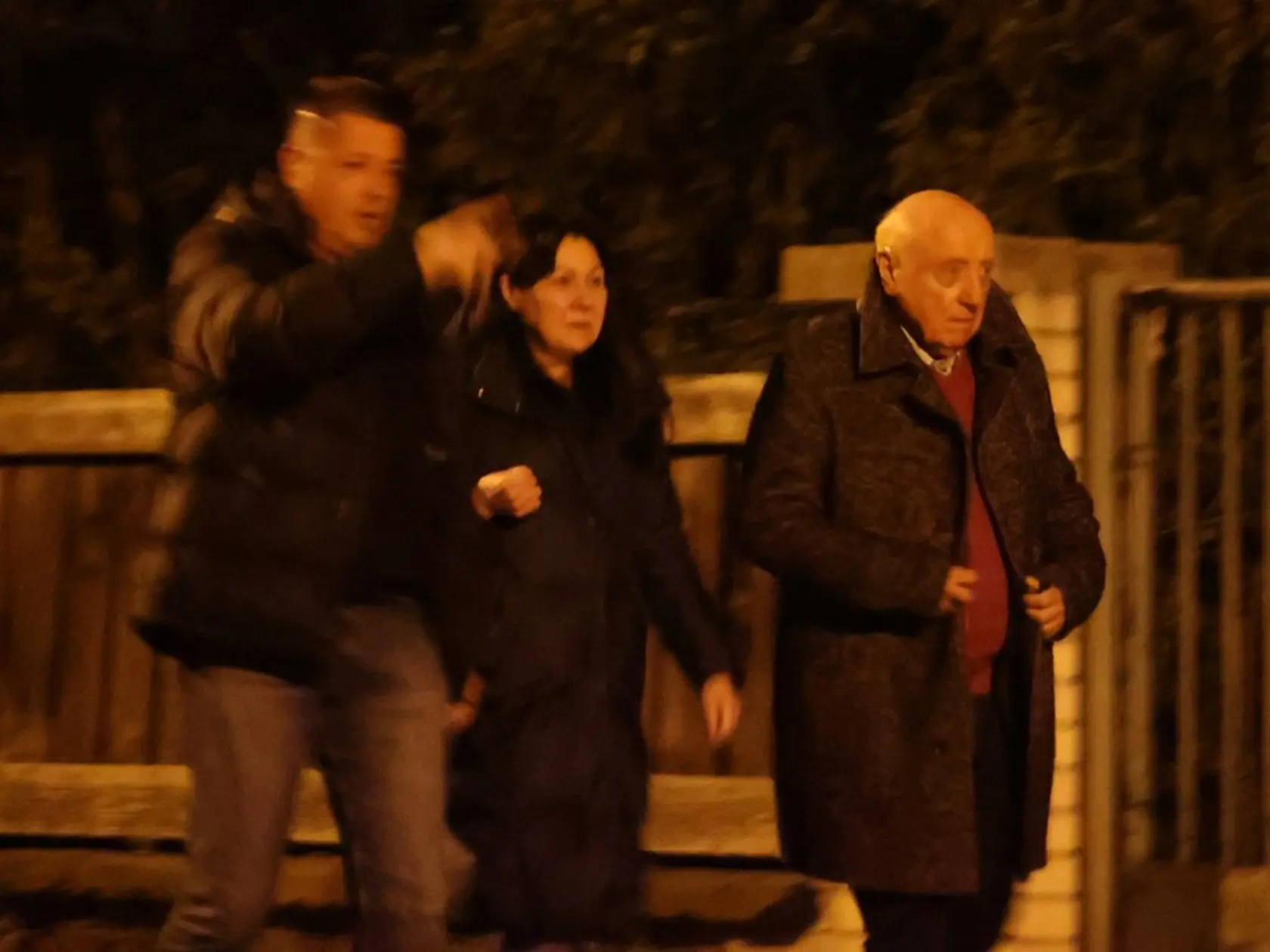 Zúfalí rodičia Dagmar Patrasová a Felix Slováček odchádzajú z bytu svojej Aničky.