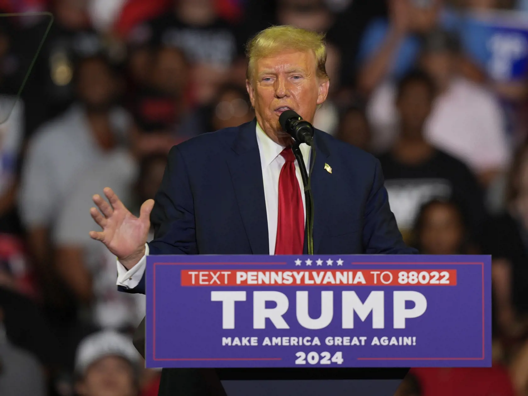 "Všetci okolo neho vrátane jeho lekára a médií vedeli, že nie je spôsobilý byť prezidentom, a nebol," uviedol Trump vo svojom statuse.