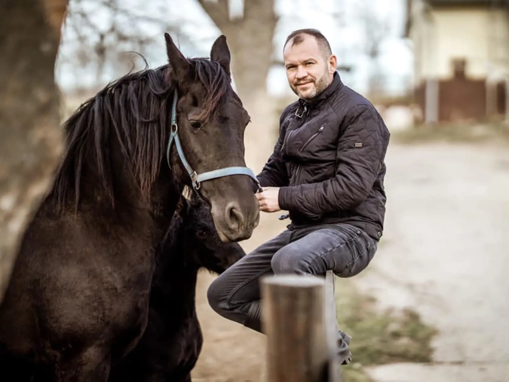 Relax s kobylkou - malý žrebček schováva za svojou maminou, ale o pár mesiacov to bude krásny a majestátny plemenník.
