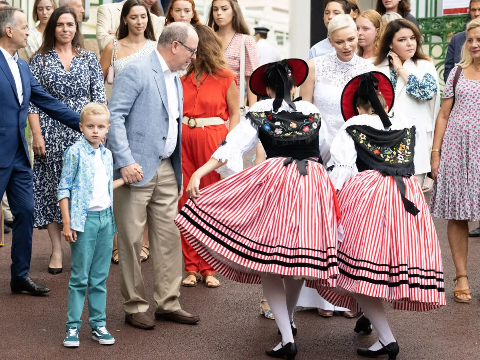 Princezná Charlene predviedla svoju štíhlu postavu v bielom čipkovano komplete, keď sa vzácne objavila so svojím manželom princom Albertom a ich dvojčatami Gabriellou a Jacquesom.
