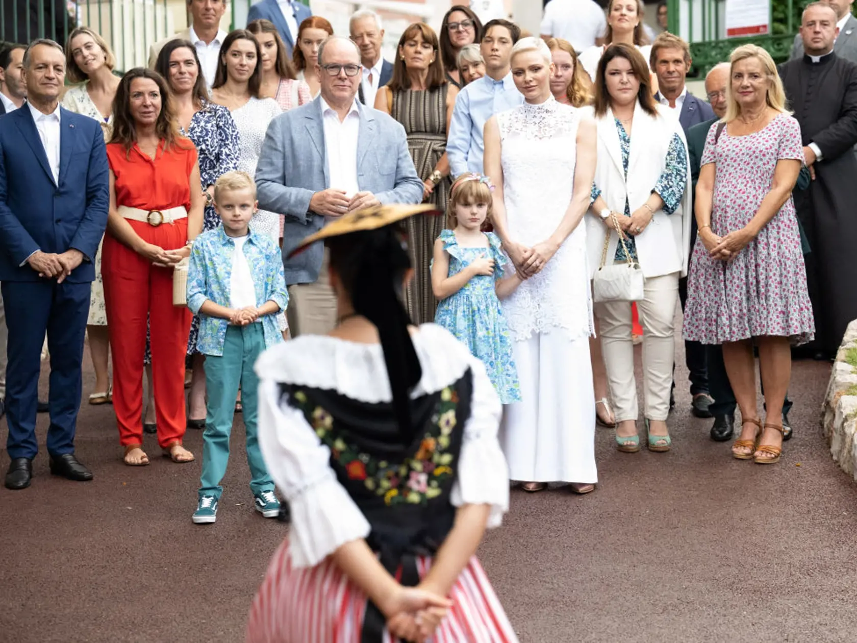 Princezná Charlene predviedla svoju štíhlu postavu v bielom čipkovano komplete, keď sa vzácne objavila so svojím manželom princom Albertom a ich dvojčatami Gabriellou a Jacquesom.