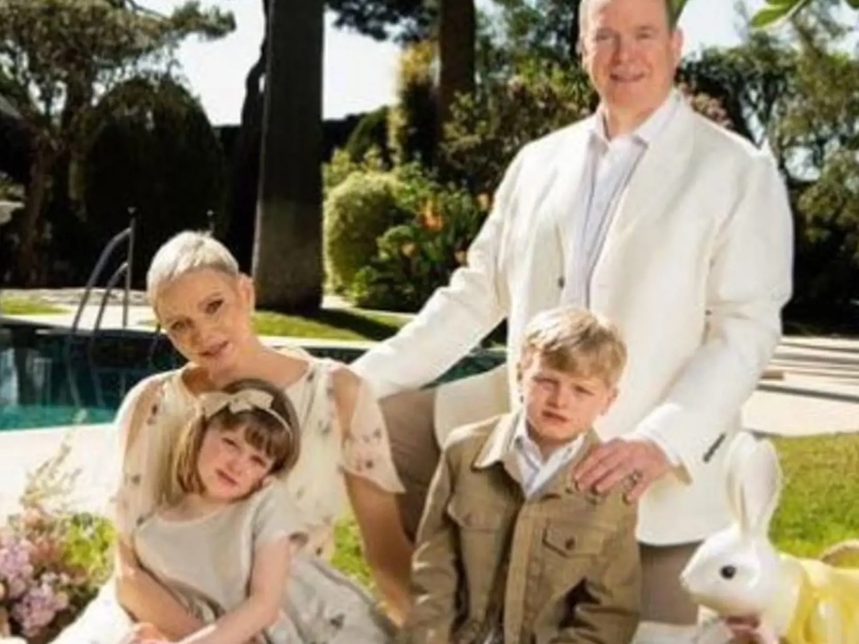 Veľkonočný portrét princeznej Charlene, princa Alberta a dvojičiek.