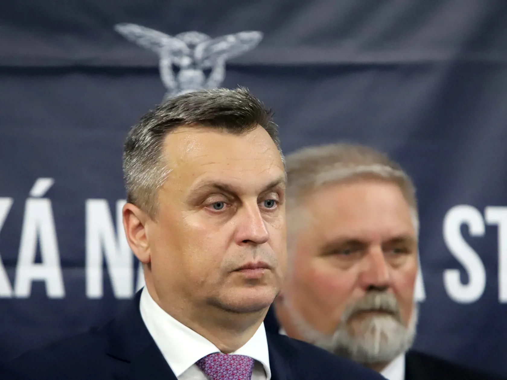 Na snímke predseda mimoparlamentnej Slovenskej národnej strany (SNS) Andrej Danko (vľavo)  počas tlačovej konferencie, na ktorej predstavil kandidátnu listinu strany pred septembrovými predčasnými parlamentnými voľbami vo Zvolene v sobotu 10. júna 2023.