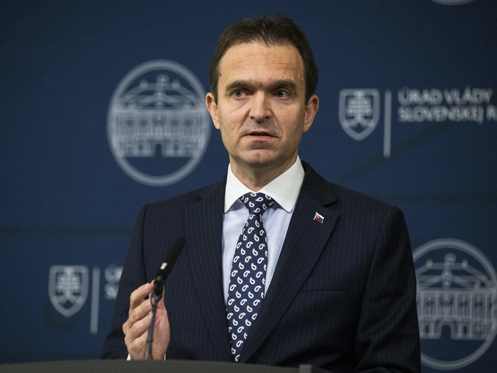 Na snímke dočasne poverený predseda vlády SR odborníkov Ľudovít Ódor gestikuluje počas tlačovej konferencie po rokovaní Bezpečnostnej rady SR v Bratislave 18. augusta 2023. Premiér Ľudovít Ódor po vyhodnotení aktuálnej situácie v spojitosti s policajnými zásahmi zvolal Bezpečnostnú radu SR. Národná kriminálna agentúra (NAKA) v rámci akcie Rozuzlenie vo štvrtok 17. augusta obvinila viacero osôb. Obvinenie piatich ľudí sa týka zločineckej skupiny, ktorá mala sťažiť alebo mariť vyšetrovania korupčn
