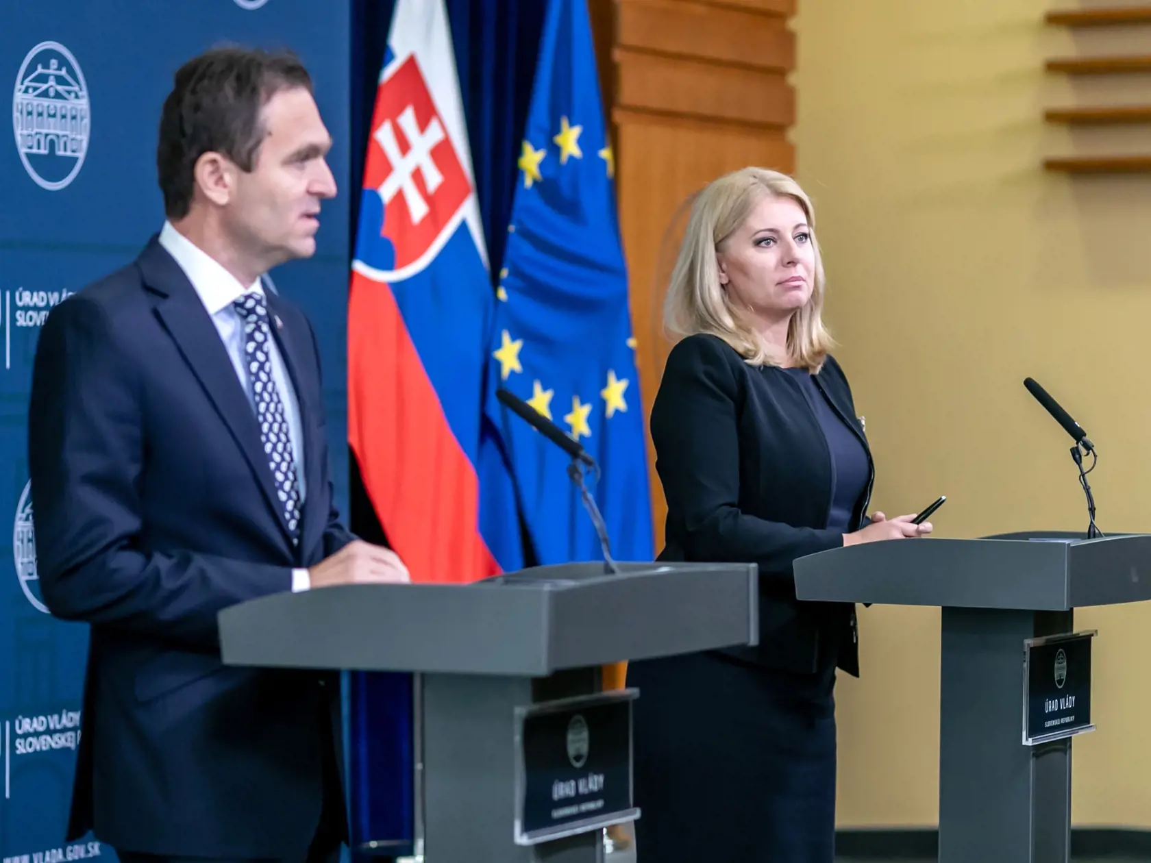 Na snímke premiér SR Ľudovít Ódor a prezidentka SR Zuzana Čaputová počas spoločného vyhlásenia po skončení bezpečnostnej rady.
