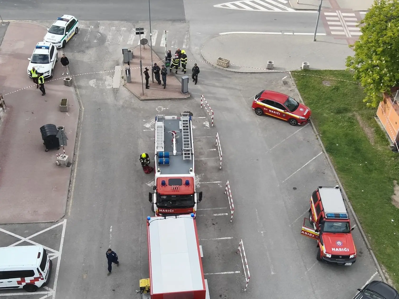 Policajti a hasiči zasahovali pri fľašiach s označením KYANID.