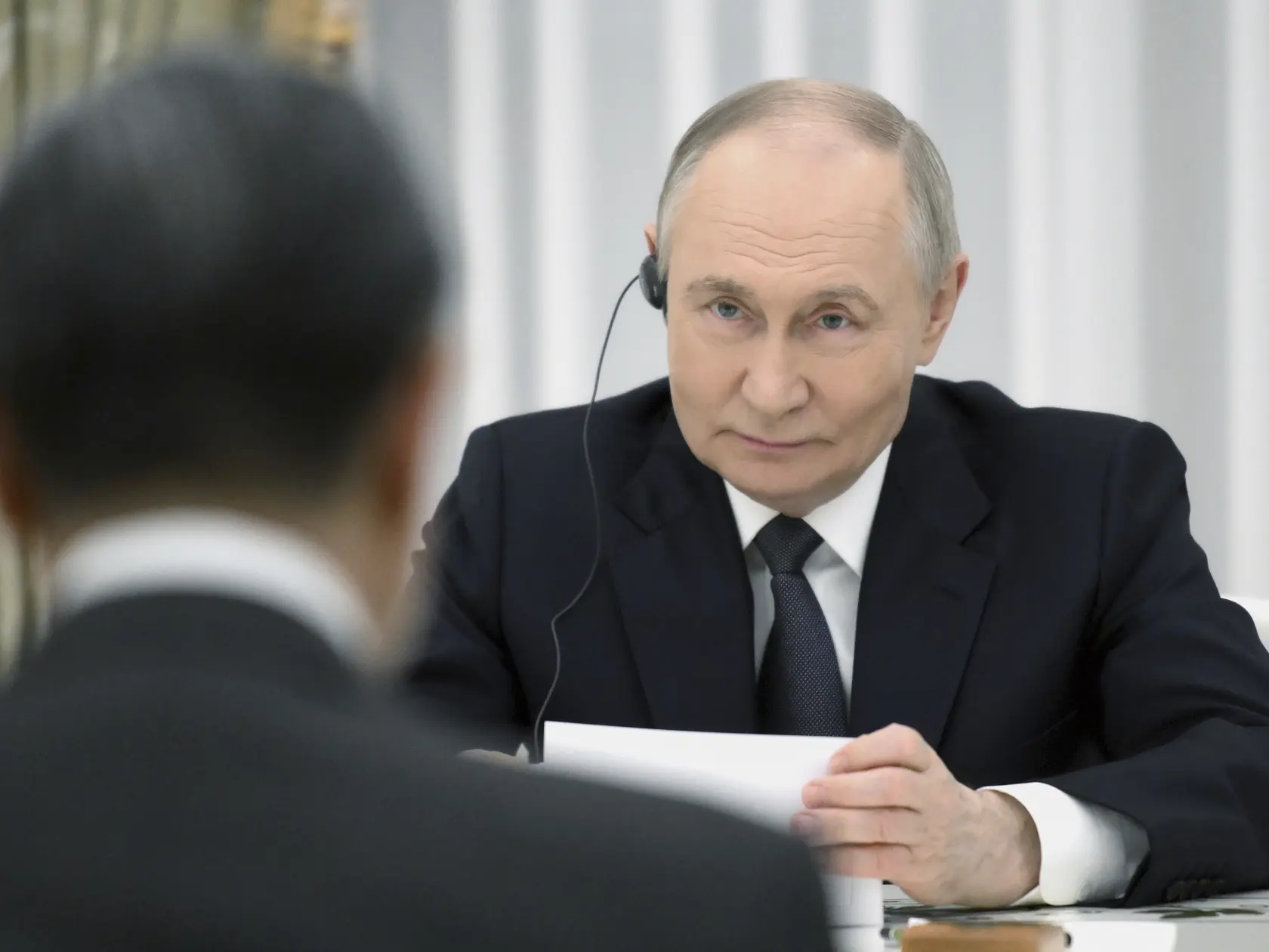 Na snímke čínsky minister zahraničných vecí Wang I (v popredí) a ruský prezident Vladimir Putin diskutujú počas ich stretnutia v Moskve 1. apríla 2025. Čína ja pripravená zohrať „konštruktívnu rolu“ pri ukončení vojny na Ukrajine, ale zároveň podporuje Rusko pri obrane svojich „záujmov“. Pre ruskú štátnu agentúru RIA Novosti to povedal v utorkovom rozhovore čínsky minister zahraničných vecí Wang I.