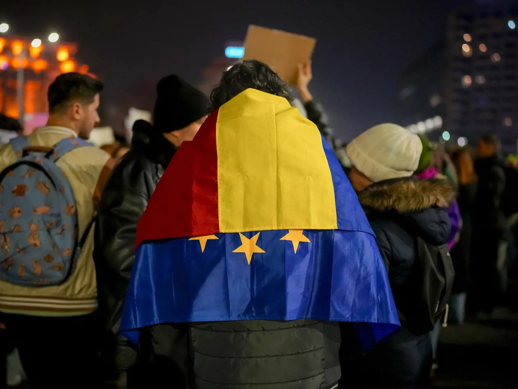 Mladí ľudia protestujú proti prekvapivému víťazstvu krajne pravicového kandidáta v prvom kole prezidentských volieb v Bukurešti v stredu 27. decembra 2024. V druhom kole prezidentských volieb budú proti sebe stáť krajne pravicový obdivovateľ Ruska Calin Georgescu, ktorý v prvom kole prekvapujúco vyradil premiéra Marcela Ciolaca, a centristka Elena Lasconiová. O prezidentovi Rumunska sa rozhodne 8. decembra.