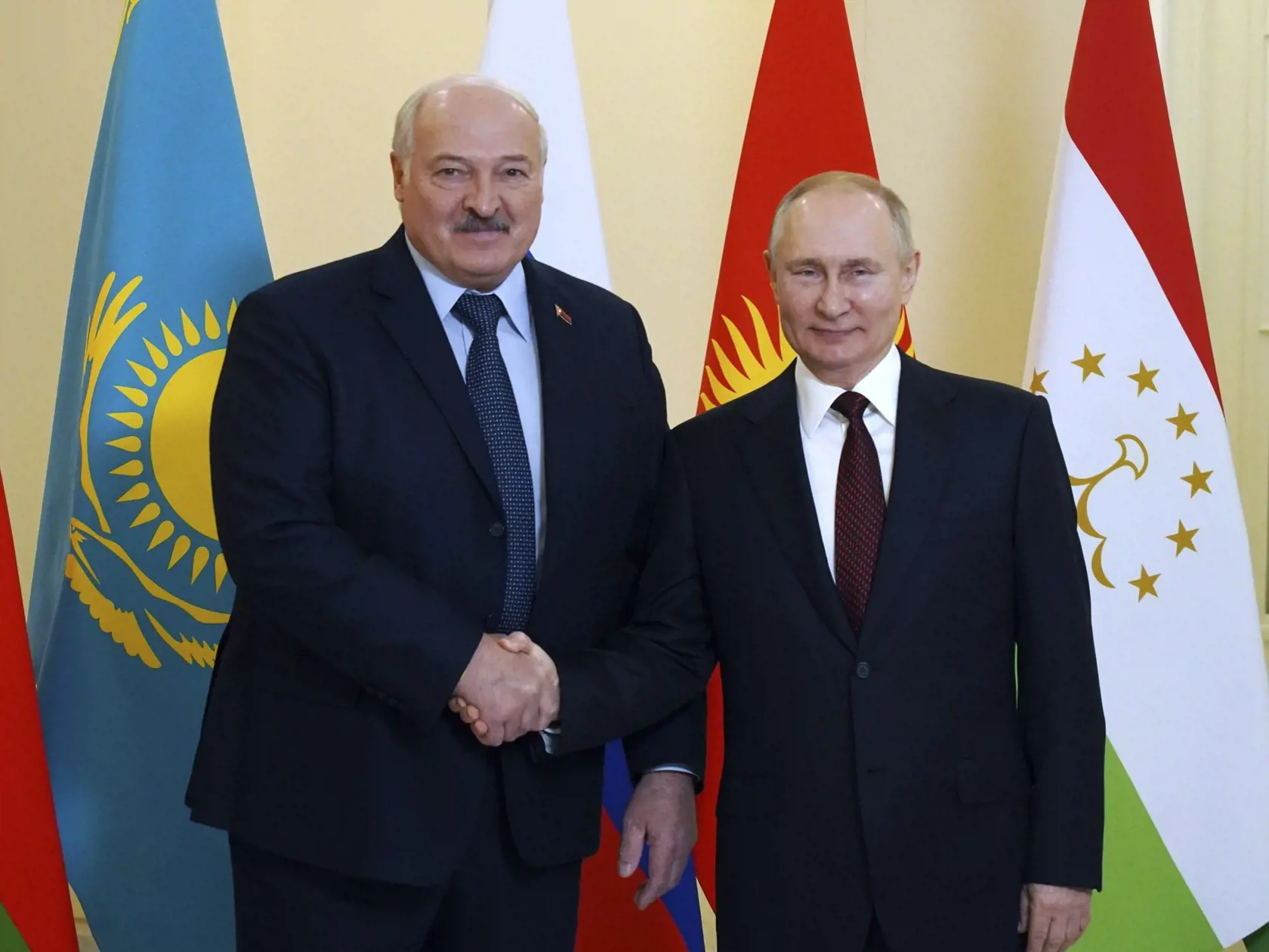 KK30 Petrohrad - Ruský prezident Vladimir Putin (vpravo) a bieloruský prezident Alexandr Lukašenko si podávajú ruky pred stretnutím s lídrami krajín Spoločenstva nezávislých štátov (SNŠ) 26. decembra 2022 v Petrohrade. FOTO TASR/AP
Russian President Vladimir Putin, right, and Belarusian President Alexander Lukashenko shake hands ahead of an informal meeting of the heads of ex-Soviet nations which are members of the Commonwealth of Independent States, at the Boris Yeltsin Presidential Library, in