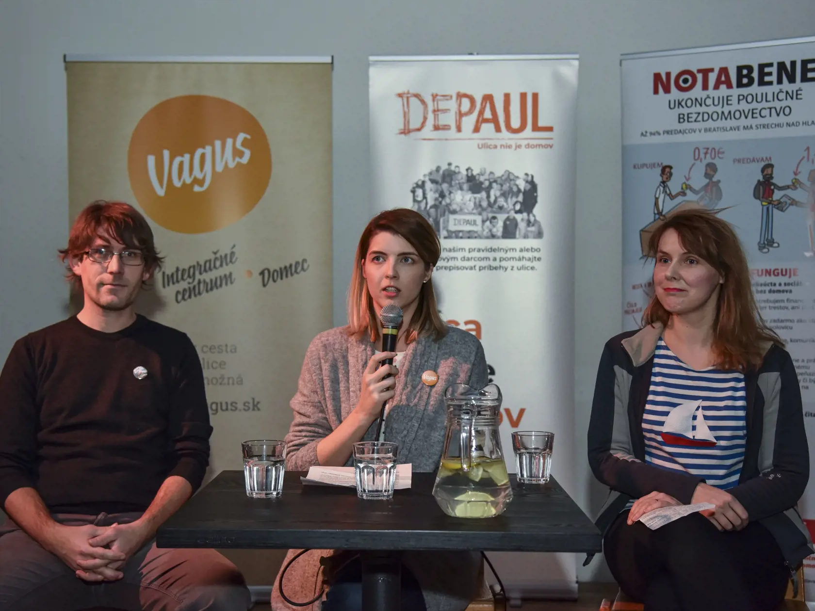 Na snímke zľava zástupca za neziskovú organizáciu Depaul Slovensko Jozef Kákoš, za organizačné združenie Vagus Alexandra Kárová, za občianske združenie Proti Prúdu Sandra Tordová počas tlačovej konferencie k podujatiu Noc vonku 2019 v rámci ktorého účastníci prespia na Námestí Slobody pod holým nebom, aby upozornili na dlhodobo neriešený problém bezdomovectva 7. decembra 2019 v Bratislave. FOTO TASR - Pavol Zachar