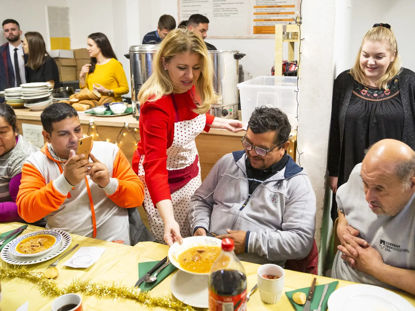 Na snímke prezidentka SR Zuzana Čaputová podáva vianočnú kapustnicu klientom centra počas návštevy zariadenia pre ľudí bez domova Domec, OZ Vagus v Bratislave 23. decembra 2019. FOTO TASR – Jaroslav Novák