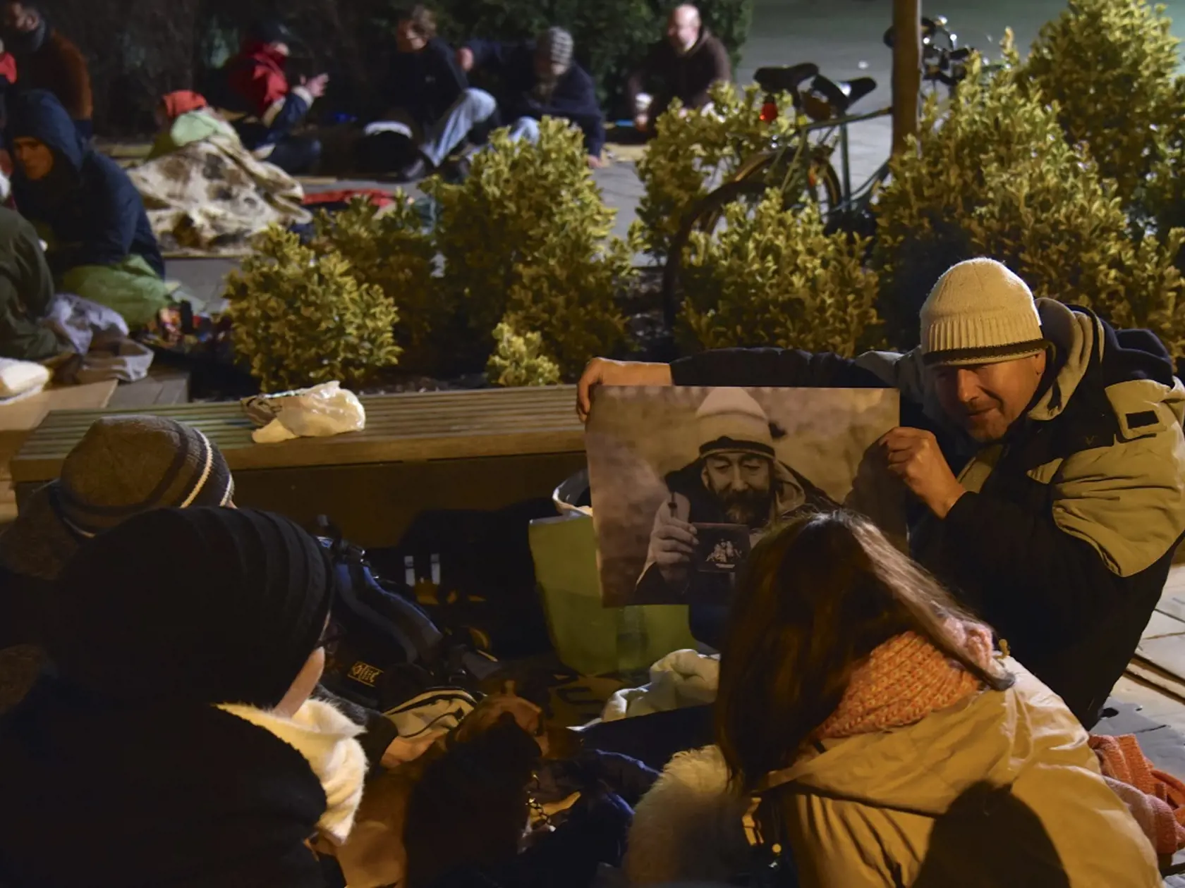 Bratislavčania si vo štvrtok 24. novembra 2016 otestovali, ako sa spí počas zimy ľuďom bez prístrešia. Občianske združenie (OZ) Vagus v spolupráci s Katedrou sociálnej práce na Pedagogickej fakulte Univerzity Komenského v Bratislave pripravilo už štvrtý ročník projektu Noc vonku. Miestom, kde si odvážlivci vyskúšali údel bezdomovcov, spiacich na kartónoch, bolo  bratislavské Župné námestie. Na snímke bezdomovec rozpráva svoj životný príbeh skupine študentov počas podujatia medzinárodnej aktivity