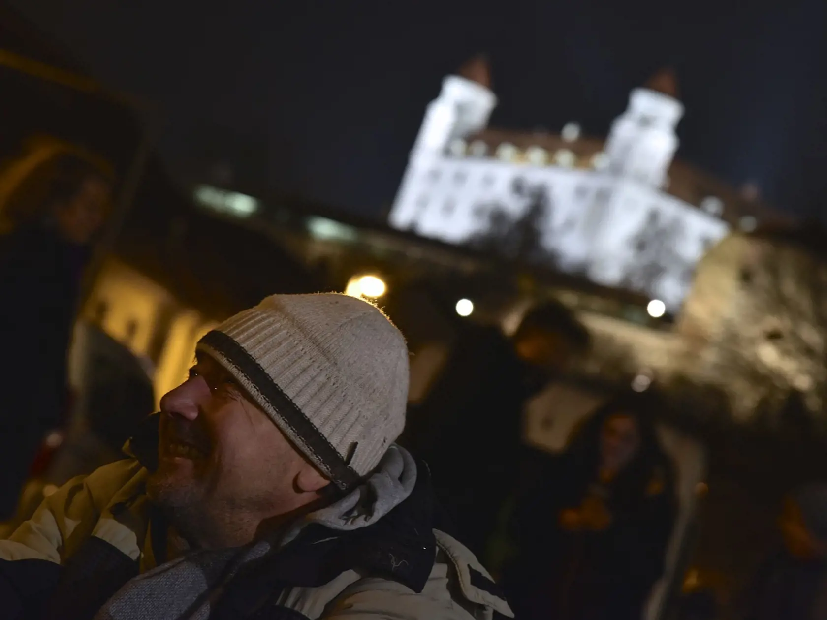 Bratislavčania si vo štvrtok 24. novembra 2016 otestovali, ako sa spí počas zimy ľuďom bez prístrešia. Občianske združenie (OZ) Vagus v spolupráci s Katedrou sociálnej práce na Pedagogickej fakulte Univerzity Komenského v Bratislave pripravilo už štvrtý ročník projektu Noc vonku. Miestom, kde si odvážlivci vyskúšali údel bezdomovcov, spiacich na kartónoch, bolo  bratislavské Župné námestie. Na snímke bezdomovec, ktorý sa zúčastnil medzinárodnej aktivity zameranej na pomoc ľuďom bez domova - Noc 