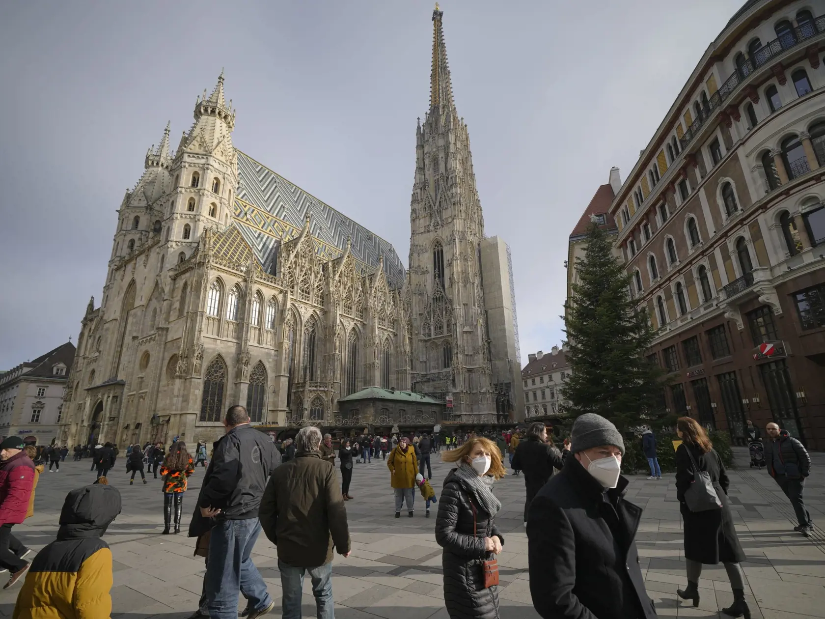 WA 112 Viedeň - Ľudia sa prechádzajú okolo Dómu svätého Štefana vo Viedni v nedeľu 21. novembra 2021. Rakúsko zavedie po rekordnom počte nových prípadov nákazy koronavírusom plošný lockdown, ktorý sa začne v pondelok 22. novembra a bude sa týkať zaočkovaných aj nezaočkovaných občanov. Oznámil to v piatok predpoludním kancelár Alexander Schallenberg. Lockdown bude trvať maximálne 20 dní s prehodnotením situácie po desiatich dňoch. FOTO TASR/AP
People walk by the St. Stephen's Cathedral in Vienn