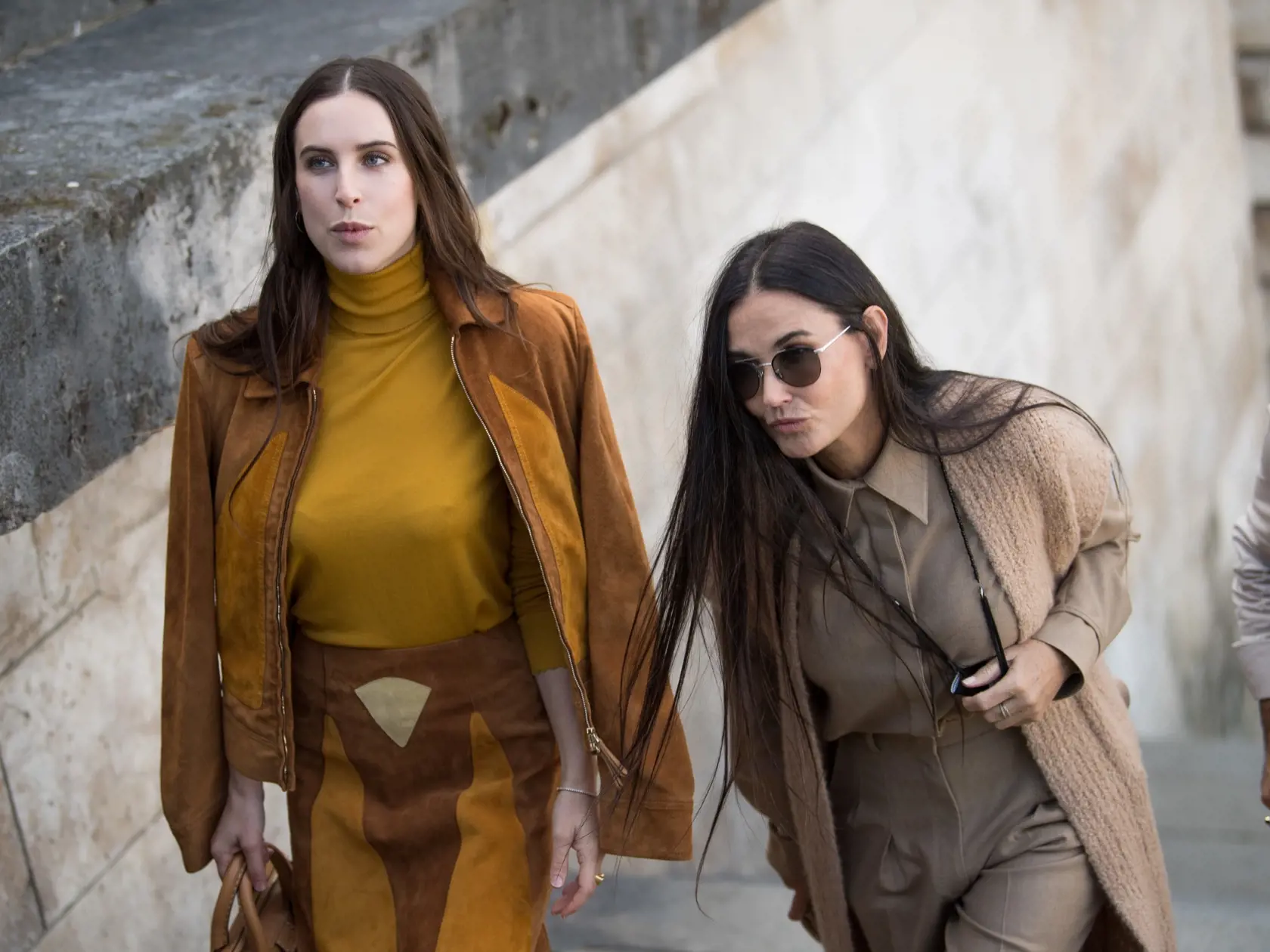 Demi Moore s dcérou Scout na prehliadne návrhárky Stelly McCartney na Parížskom týždni módy.
