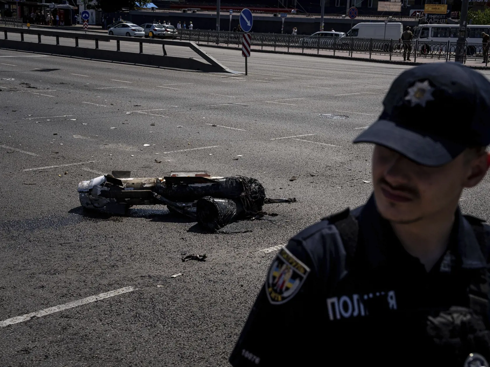 Ukrajinský policajt si prezerá úlomok rakety po ruskom útoku v Kyjeve v pondelok 29. mája 2023.
