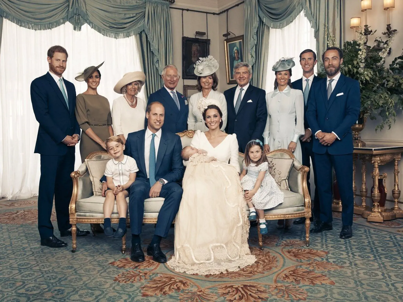 Spoločná fotka po narodení tretieho kráľovského potomka rodičov princa Williama a Kate, princa Louisa z Cambridge.
