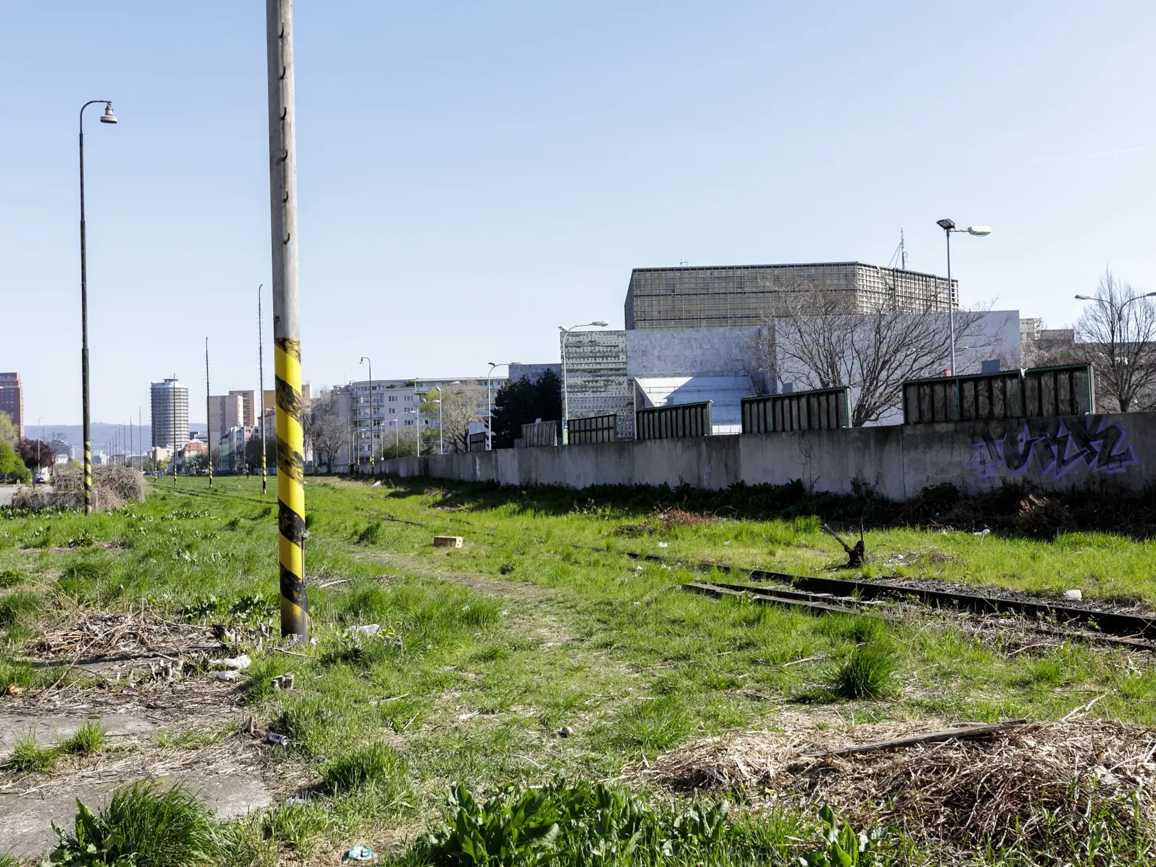 Filiálka je bývalá železničná stanica, ktorá sa nachádza doslova medzi Račianskym a Trnavským Mýtom. Už roky sa aktívne nevyužíva, miestni si tadeto zvyknú skracovať cestu. V minulosti tu bolo mnoho opustených rozpadnutých garáží, ktoré poskytovali útočisko rôznym pochybným živlom. V noci je tu neskutočná tma, pretože sa tu nenachádza žiadne svetlo.