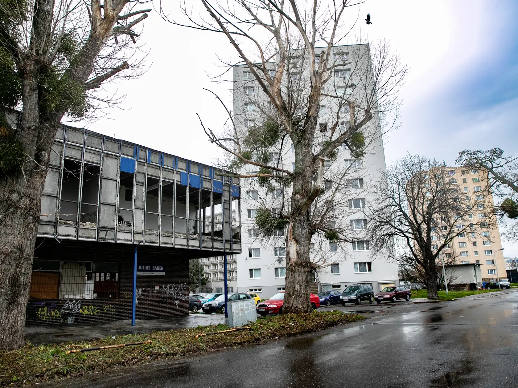V minulosti sa tu nachádzal aj tzv. Modrý dom. Išlo o nevábnu stavbu, kde bývali neprispôsobiví občania. Vo veľkom sa tam predávali drogy a fičala aj prostitúcia. Dnes je už Modrý dom zrovnaný so zemou.