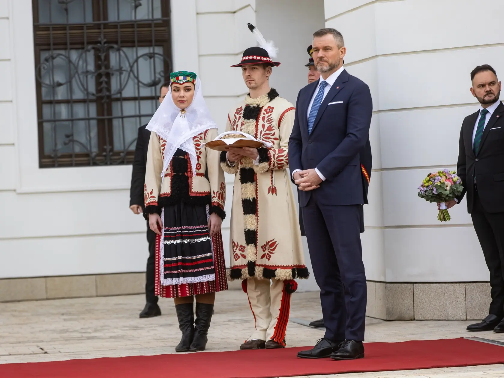 Prezident SR Peter Pellegrini víta v Grasalkovičovom paláci prezidentku Indickej republiky Draupadi Murmúovú.
