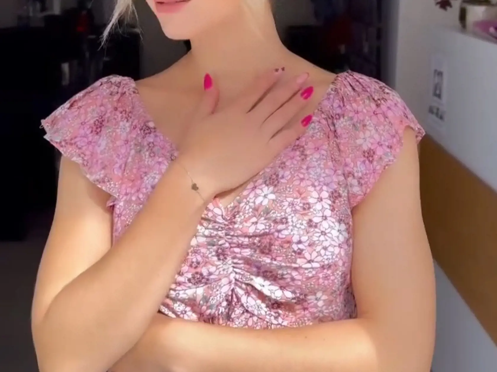 Mirka zobrala pózovanie pre svadobný salón zodpovedne. Nechala si profesionálne upraviť vlasy, nechýbal krásny mejkap a nechtový dizajn.
