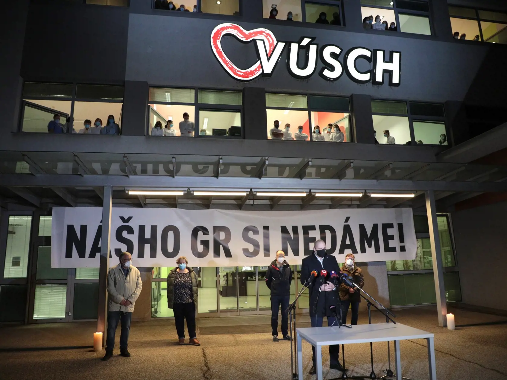 Zamestnanci VÚSCH-u protestom vo štvrtok podvečer prejavili podporu odvolanému riaditeľovi F. Sabolovi.