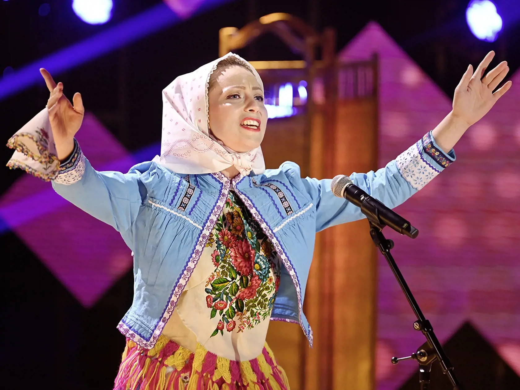 Folklóru sa venuje od šestnástich rokov, keď začala spievať v slovenskom folklórnom súbore.