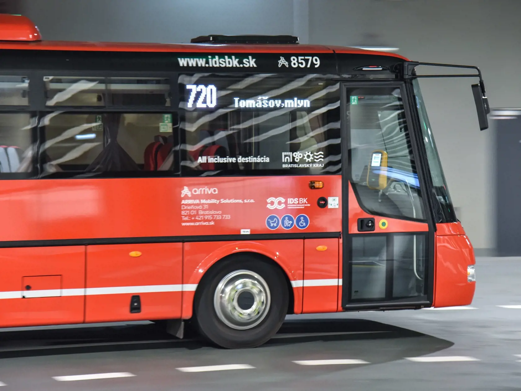Na snímke autobus spoločnosti Arriva, ktorá od dnešného dňa nahrádza autobusového dopravcu Slovak Lines v Bratislavskom samosprávnom kraji (BSK) prichádza na autobusovú stanicu Mlynské Nivy, 15. novembra 2021 v Bratislave. FOTO TASR - Pavol Zachar