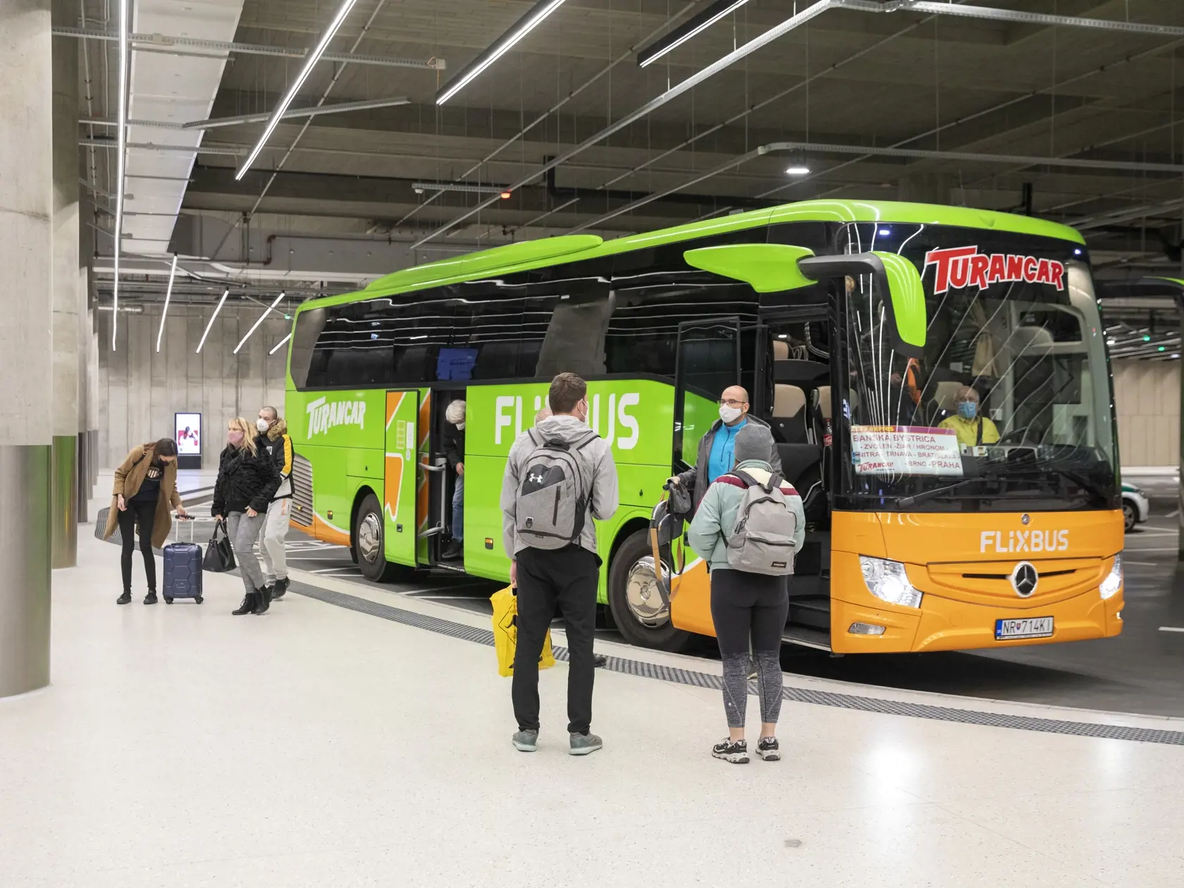 Na snímke autobusová stanica Nivy pred štátnym sviatkom všetkých svätých.
