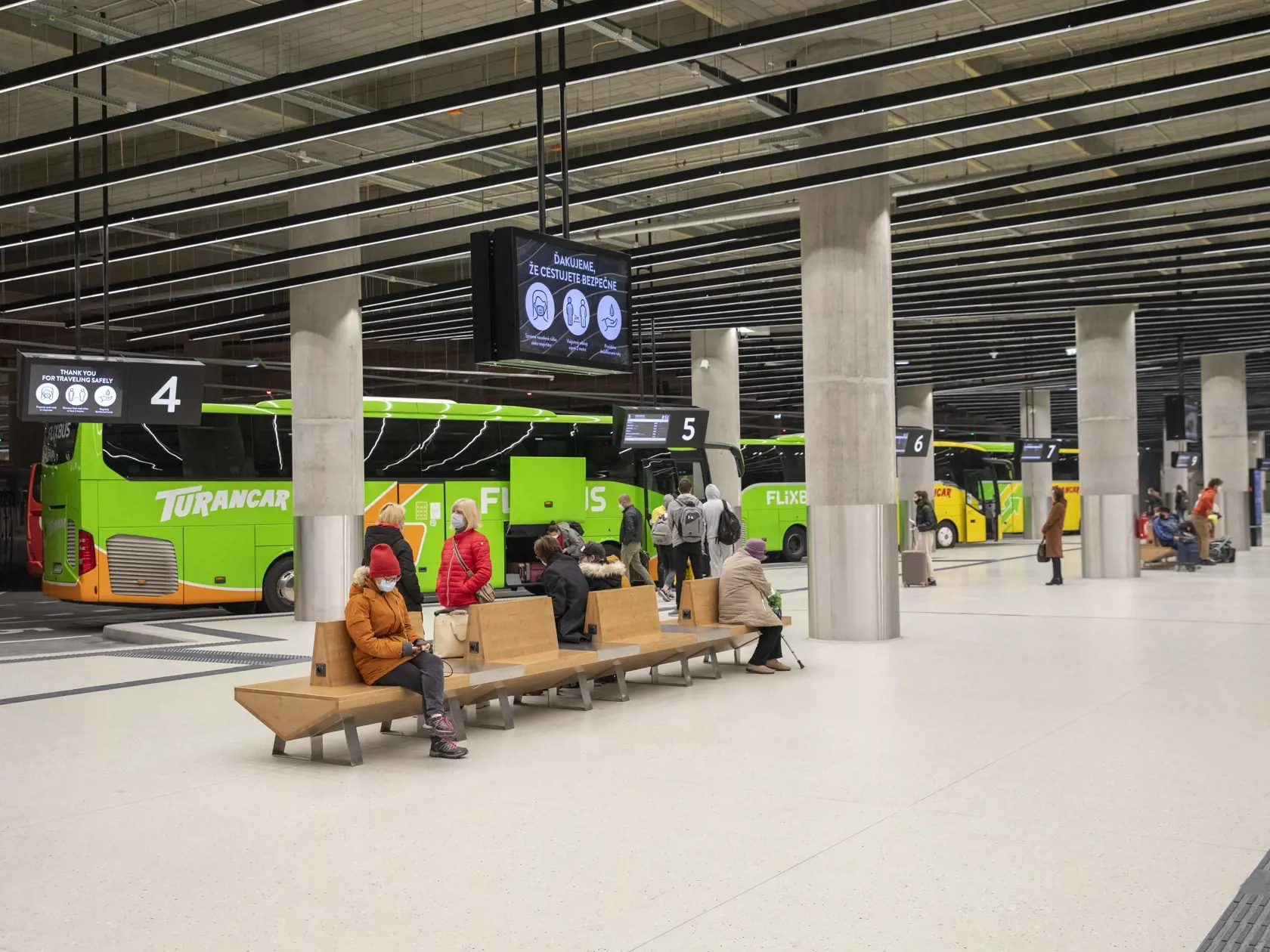 Na snímke autobusová stanica Nivy pred štátnym sviatkom všetkých svätých.