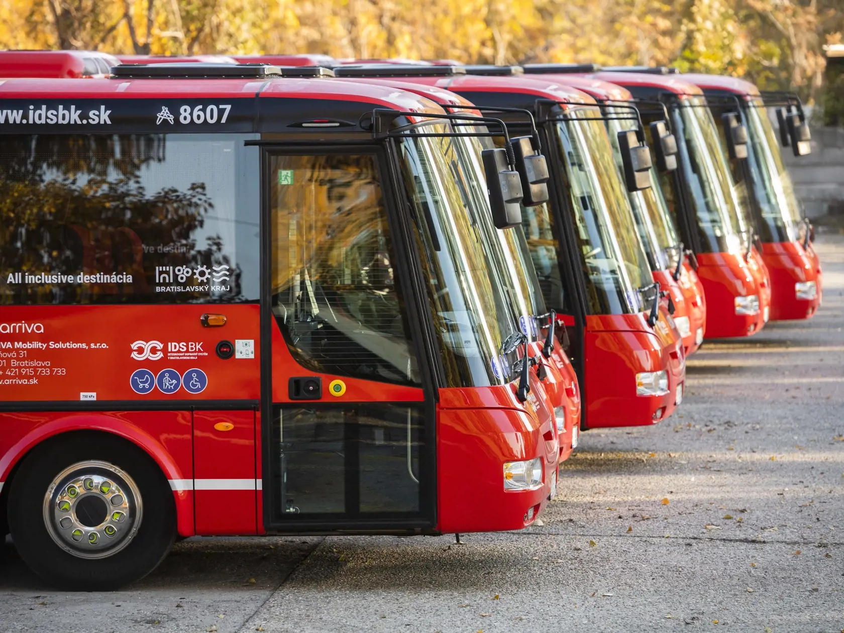 Na snímke autobusy spoločnosti Arriva odstavené na parkovisku, ktoré od 15. novembra nahradia autobusového dopravcu Slovak Lines v Bratislavskom samosprávnom kraji v Bratislave 9. novembra 2021. FOTO TASR - Jaroslav Novák
