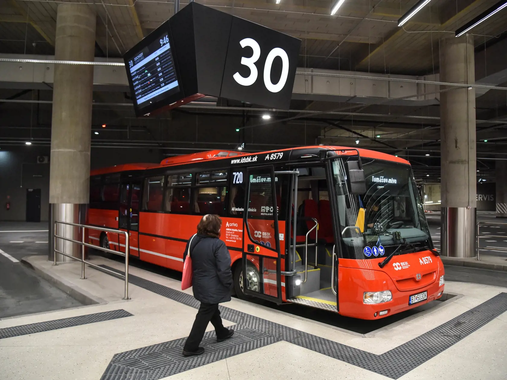 Na snímke autobus spoločnosti Arriva, ktorá od dnešného dňa nahrádza autobusového dopravcu Slovak Lines v Bratislavskom samosprávnom kraji (BSK) prichádza na autobusovú stanicu Mlynské Nivy, 15. novembra 2021 v Bratislave. FOTO TASR - Pavol Zachar