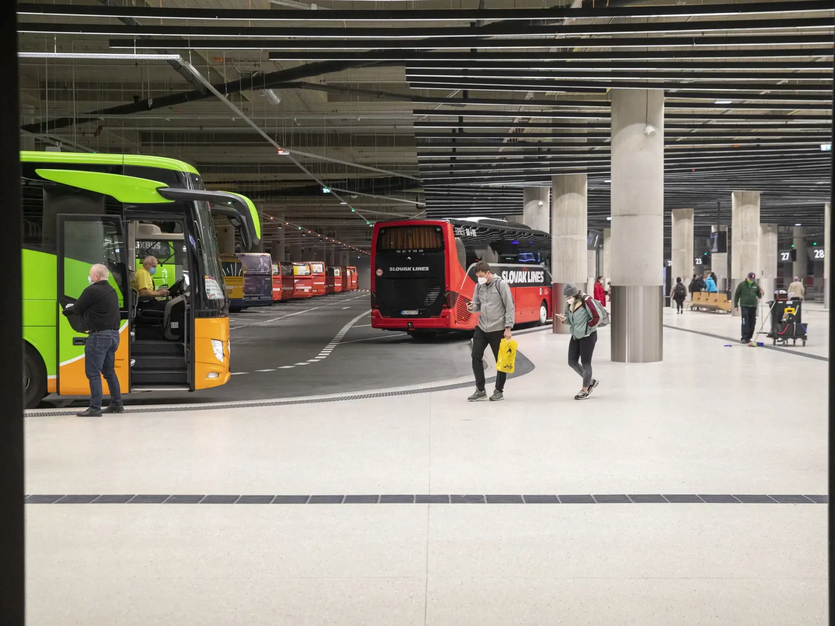 Na snímke autobusová stanica Nivy pred štátnym sviatkom všetkých svätých.