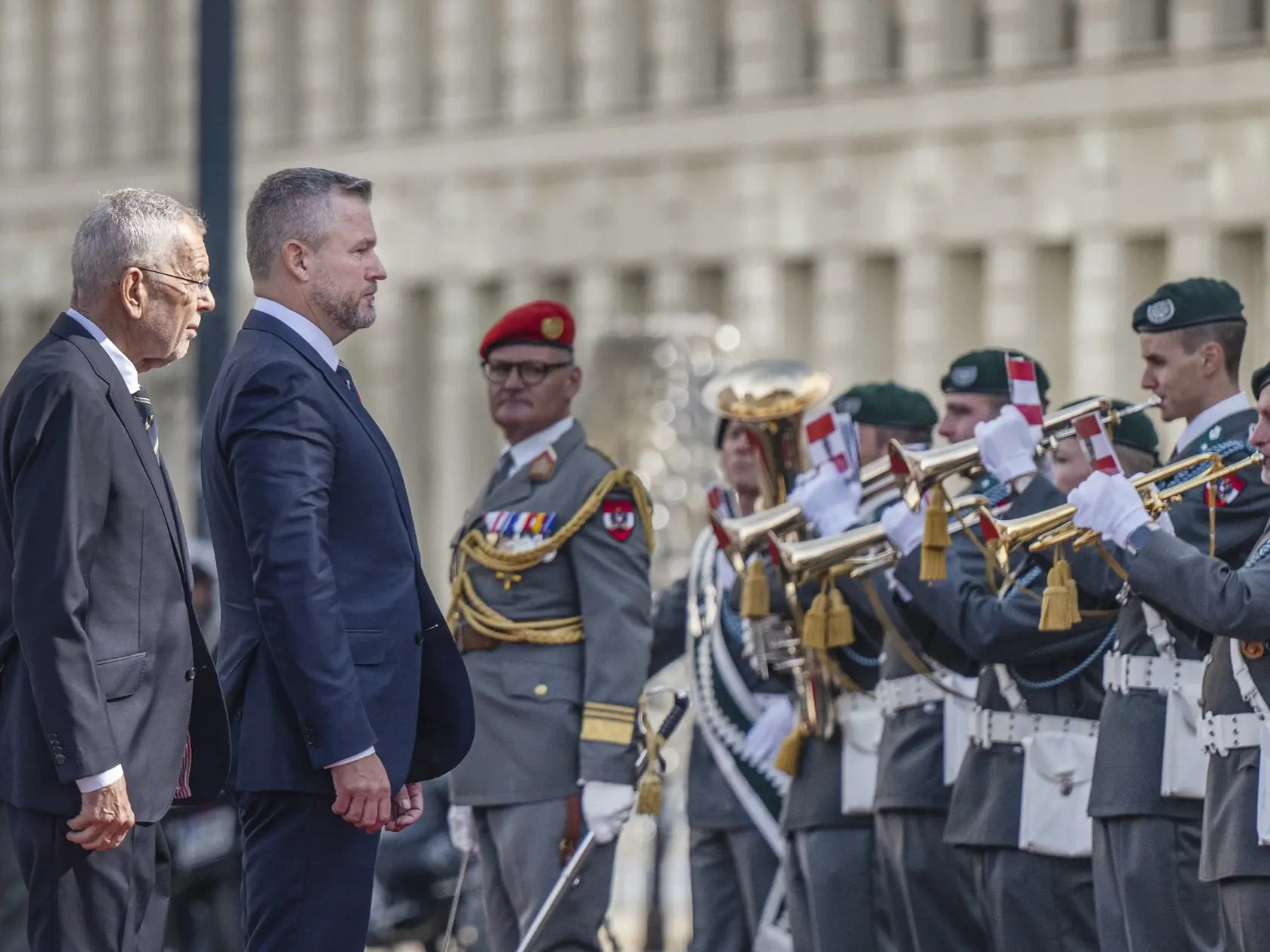 Na snímke vpravo prezident SR Peter Pellegrini a vľavo rakúsky spolkový prezident Alexander Van der Bellen počas oficiálnej návštevy Rakúska 11. septembra 2024 vo Viedni.