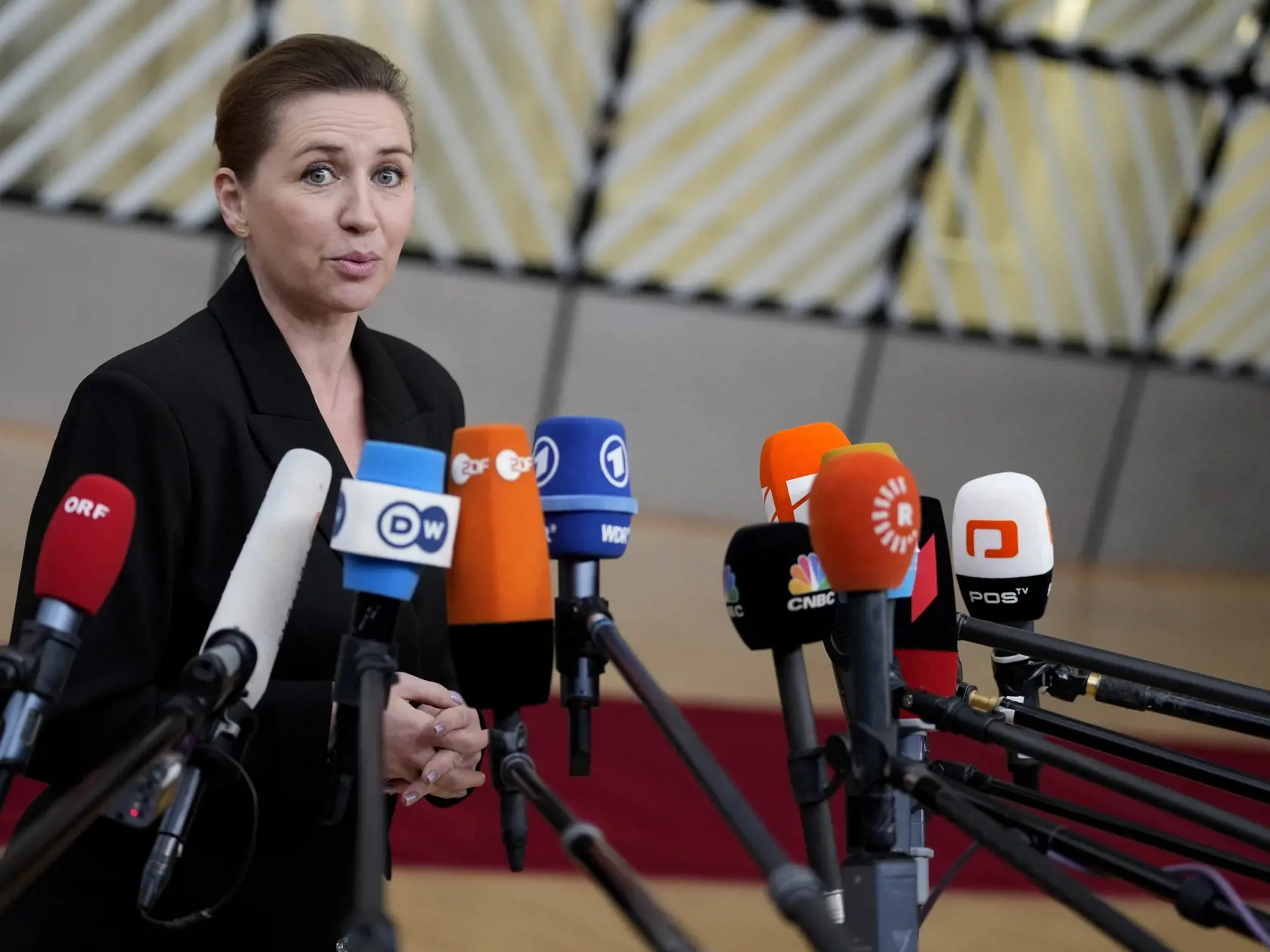 Dánska premiérka Mette Frederiksenová hovorí počas príchodu na summit EÚ v budove Európskej rady v Bruseli vo štvrtok 14. decembra 2023.