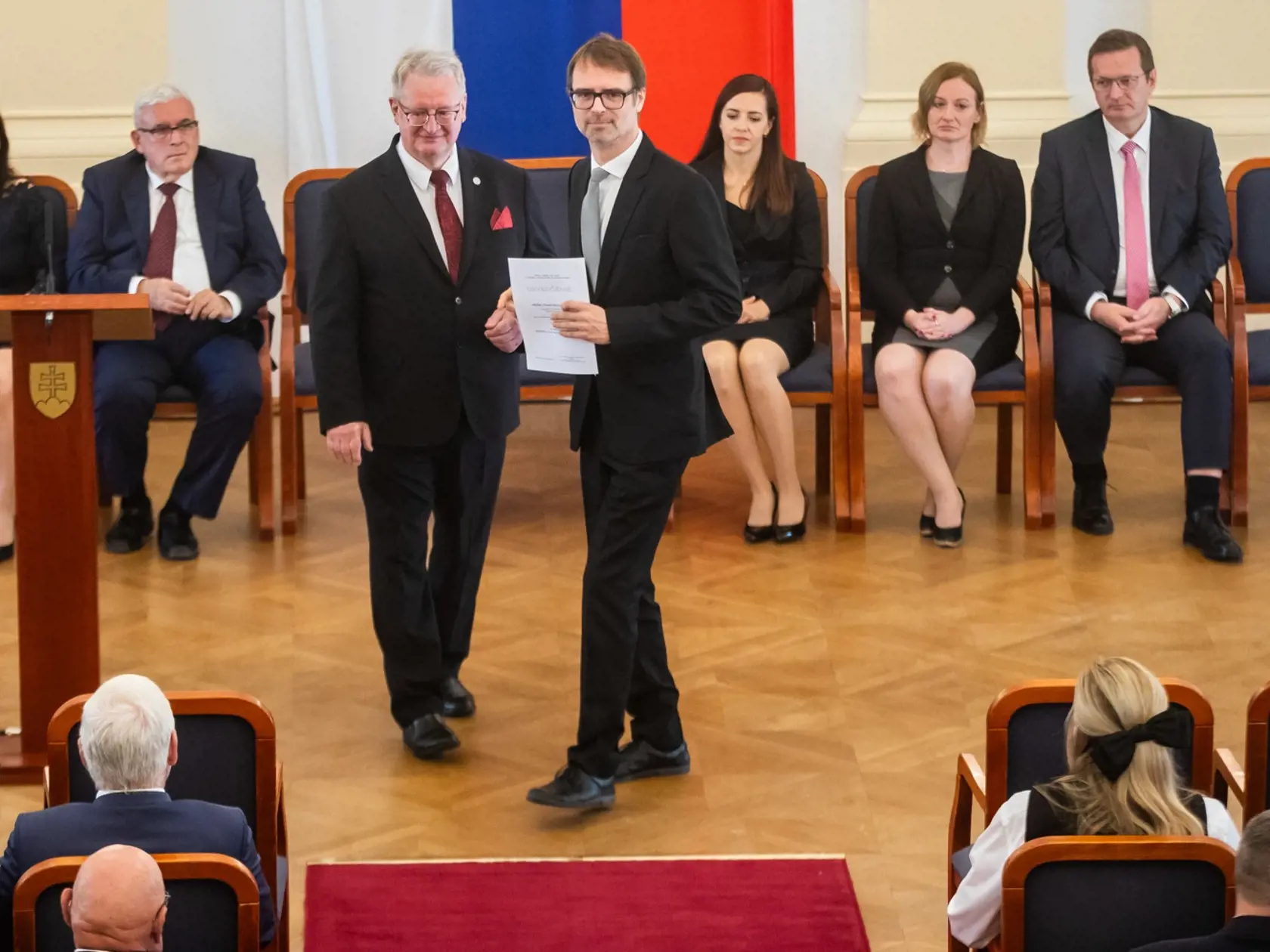 Novozvolení poslanci NR SR si preberajú osvedčenia o zvolení. Na snímke je Tomáš Szalay.