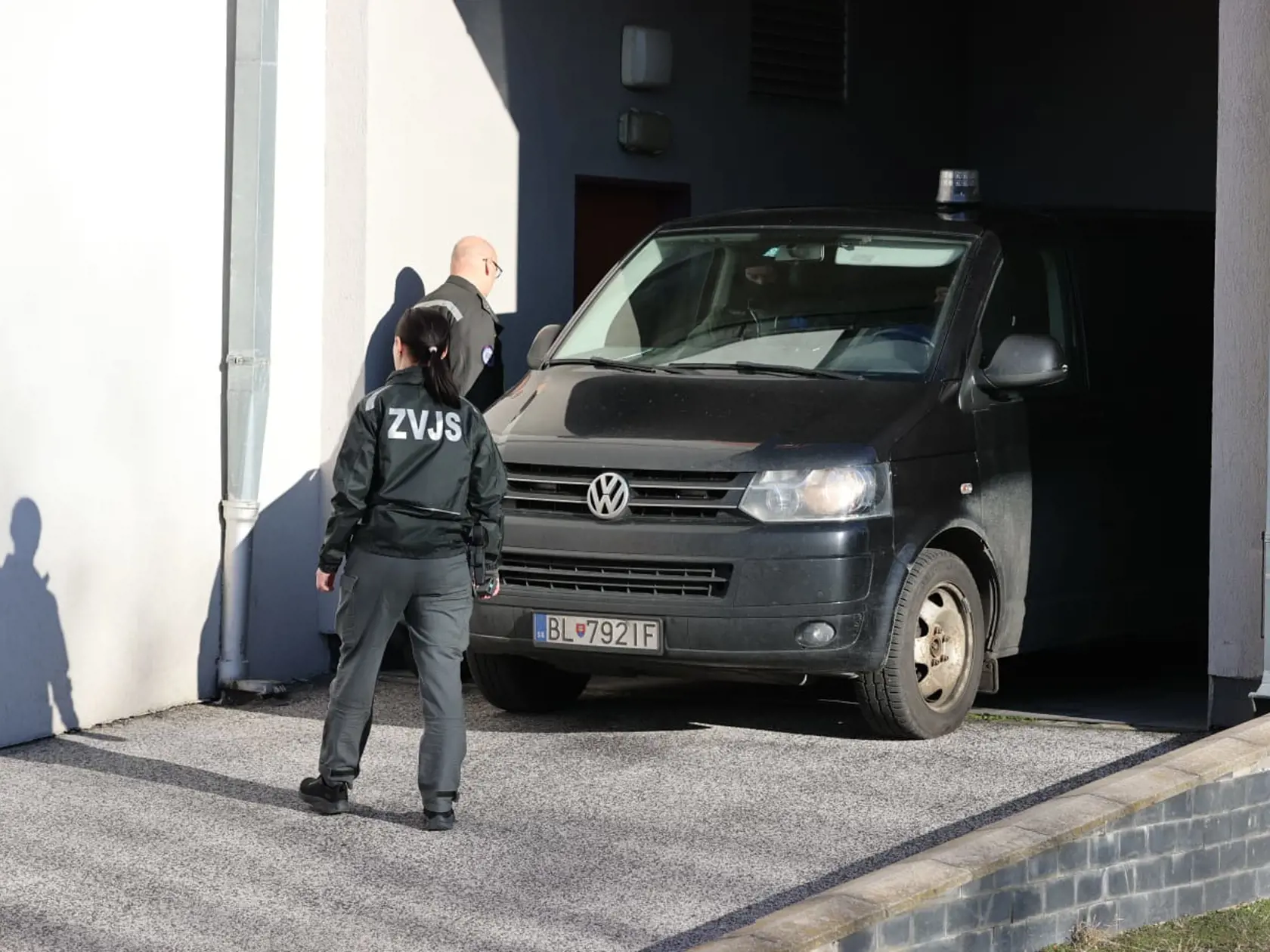 Eskorta priváža Daniela Bombica na Špecializovaný trestný súd 29. januára 2025.