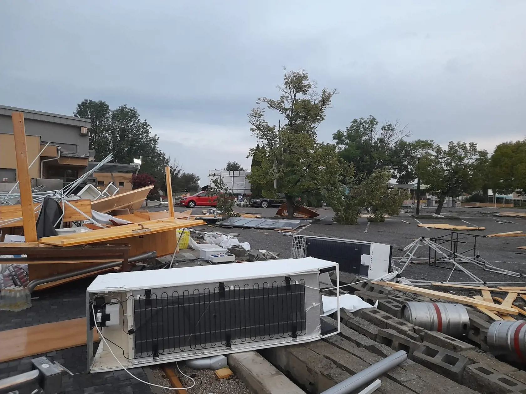 V Podhájskej sa s najväčšou pravdepodobnosťou vyskytol pri búrke downburst, ktorý svojím nárazovým vetrom a prívalovým dažďom napáchal takéto škody.
