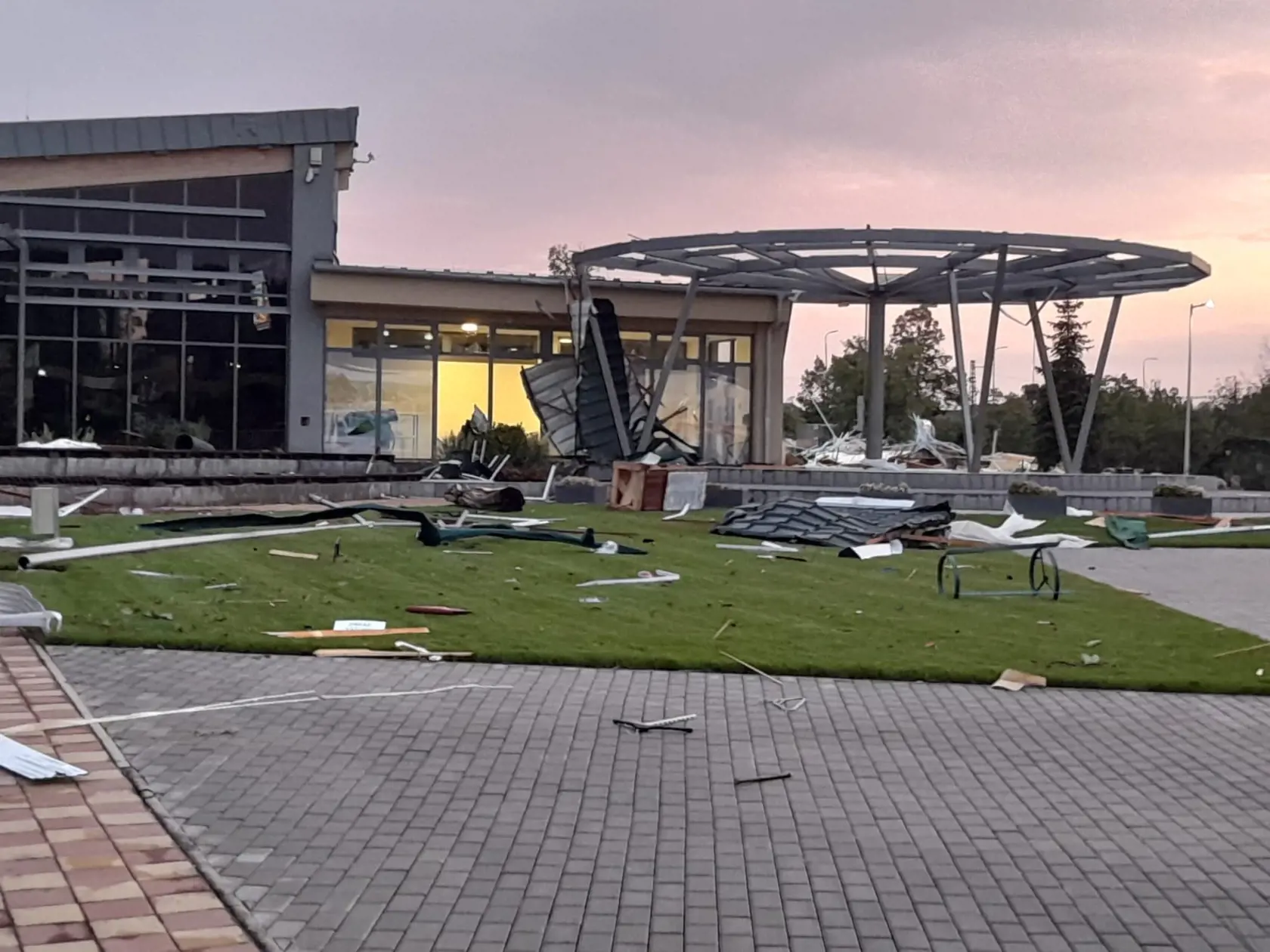 V Podhájskej sa s najväčšou pravdepodobnosťou vyskytol pri búrke downburst, ktorý svojím nárazovým vetrom a prívalovým dažďom napáchal takéto škody.