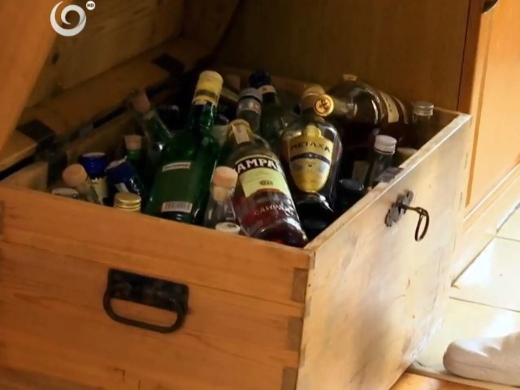 Trubhlica plná alkoholu sa nachádza obývačke.