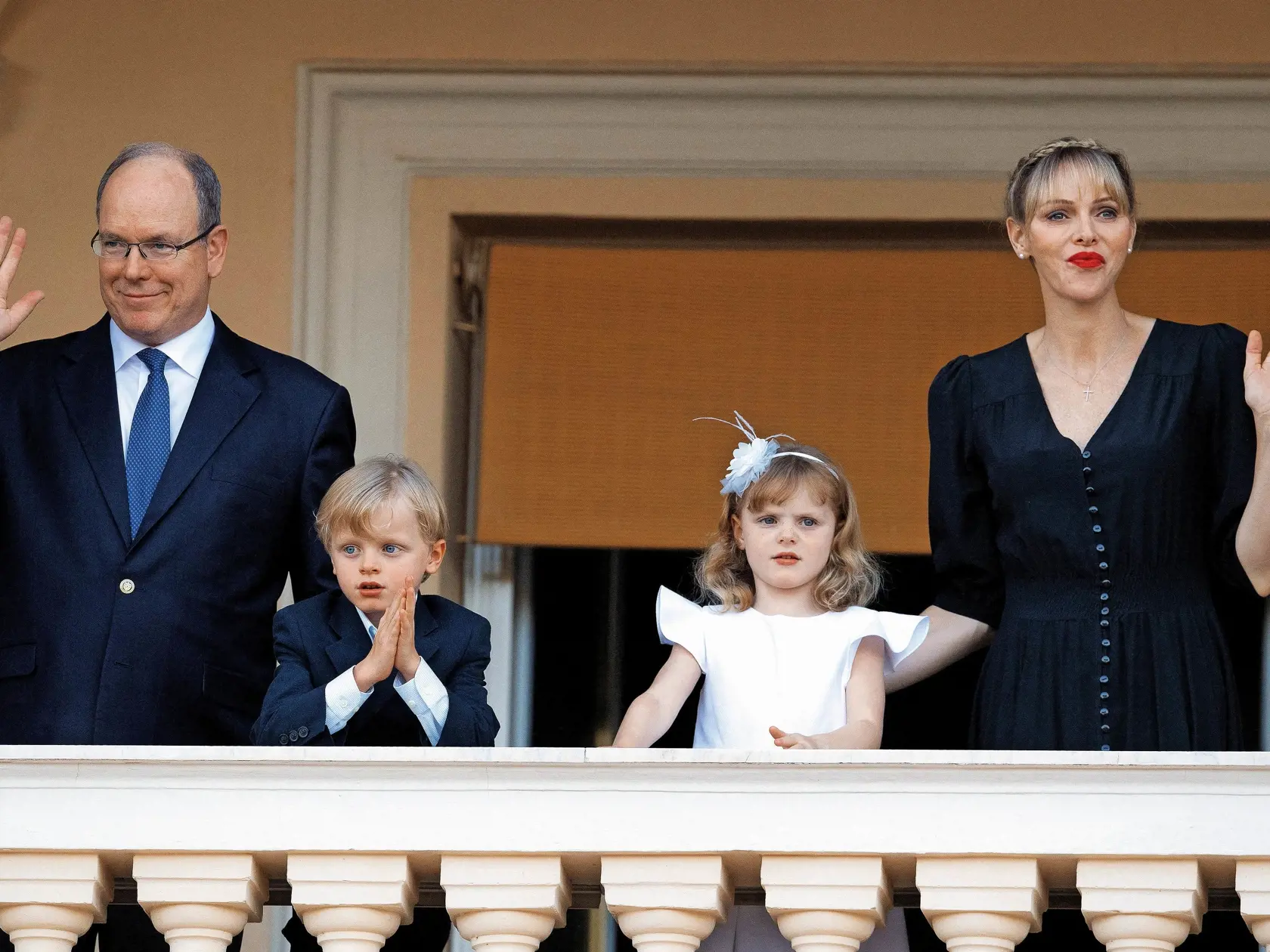 ŠŤASTNÁ RODINA? Albert a Charlene s dvojičkami. Princezná sa na nej veľmi neusmieva.