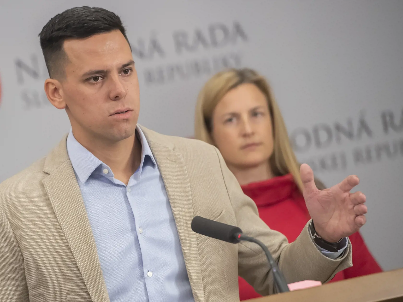 Igor Matovič prezradil, že o svojom osude dal hlasovať v skupine poslancov prostredníctvom komunikačnej aplikácie. „Boli tam dva hlasy za odstúpenie, všetko ostatné bolo neustupovať vydieračom,“ zdôraznil. Záhadu, o ktorých dvoch poslancov ide, sa denníku Plus JEDEN DEŇ napokon podarilo rozlúštiť. Podľa nášho zdroja išlo práve o Andreja Stančíka a o Kristiána Čekovského. Stančík na naše otázky v tejto súvislosti odmietol odpovedať, na telefonát a správu nereagoval ani Čekovský.