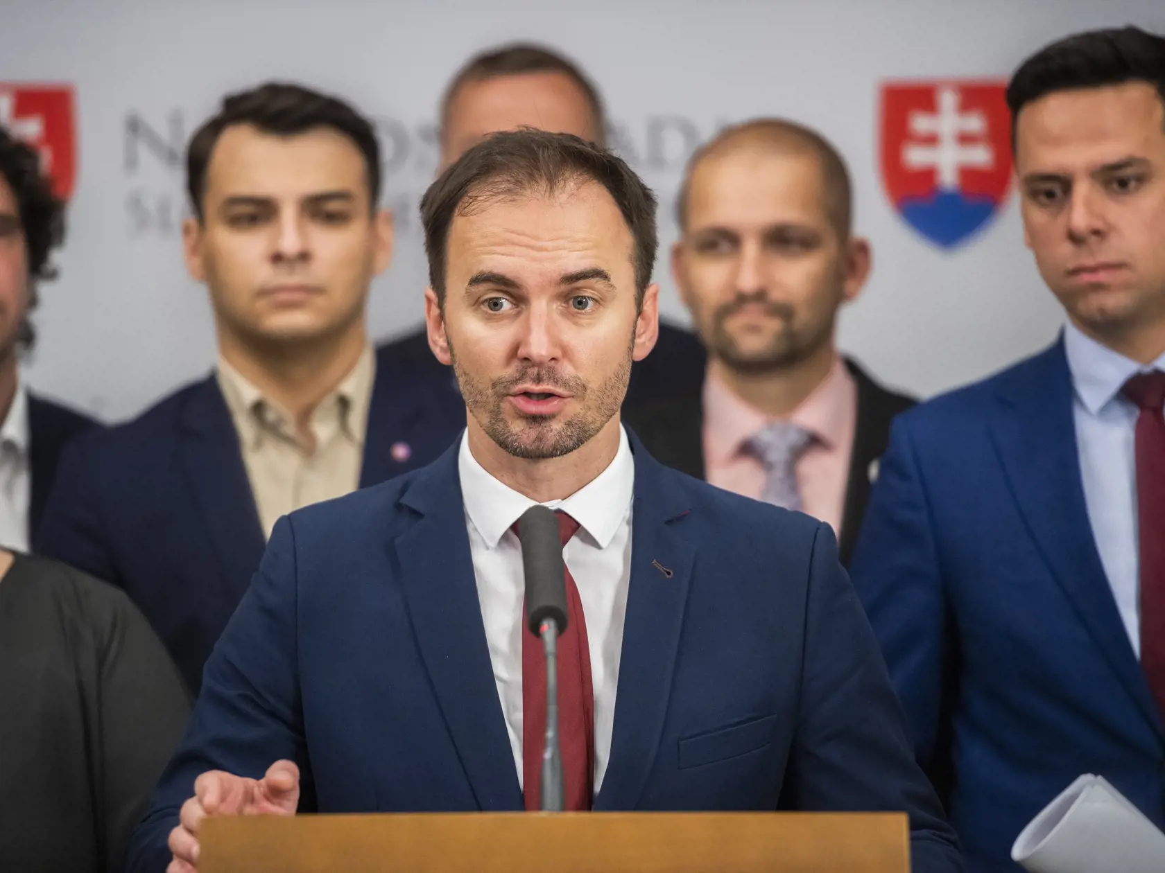 Matovič v relácii Rádia Expres Braňo Závodský povedal, že o svojom osude dal hlasovať v skupine poslancov prostredníctvom komunikačnej aplikácie. „Boli tam dva hlasy za odstúpenie, všetko ostatné bolo neustupovať vydieračom,“ zdôraznil Matovič.