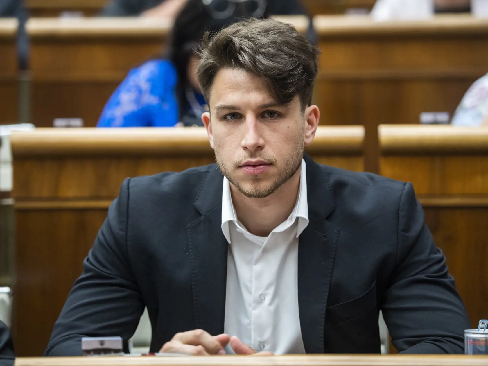 Stretnutie podľa našich informácií nebolo celkom idylické. Pokojná atmosféra sa mala v istý moment zvrtnúť do nečakaného konfliktu medzi dvoma poslancami OĽaNO. Do vlasov si vraj skočili Andrej Stančík a Jozef Pročko, medzi ktorými došlo k ostrej výmene názorov a k poriadnej hádke! Pročko mal vzápätí dôjsť na stranícke stretnutie s lepiacou páskou na ústach, čím chcel poukázať na to, že za svoj názor si vyslúžil kritiku.