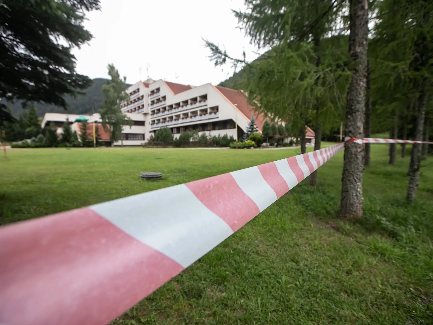 Areál v rekreačnom zariadení Ministerstva vnútra v Liptovskom Jáne, kde sa konal teambulding OĽaNO bol prísne strážený, obohnaný páskou a všade boli prítomní ochrankári.